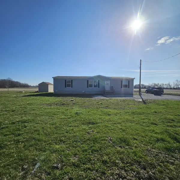 9196 N Riddle LN, Ashley, IL 62808