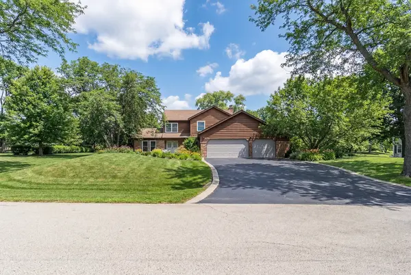 1602 Brittany LN, Long Grove, IL 60047