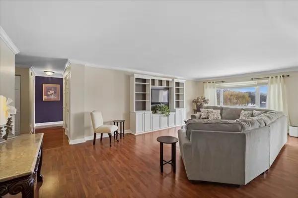 2700 E Bel Aire DR #303, Arlington Heights, IL 60004