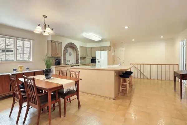 1305 Stratford RD, Deerfield, IL 60015