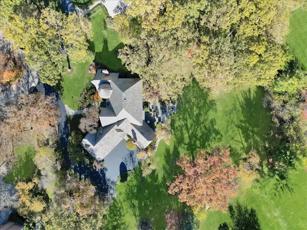 2041 Tremont CT, Libertyville, IL 60048