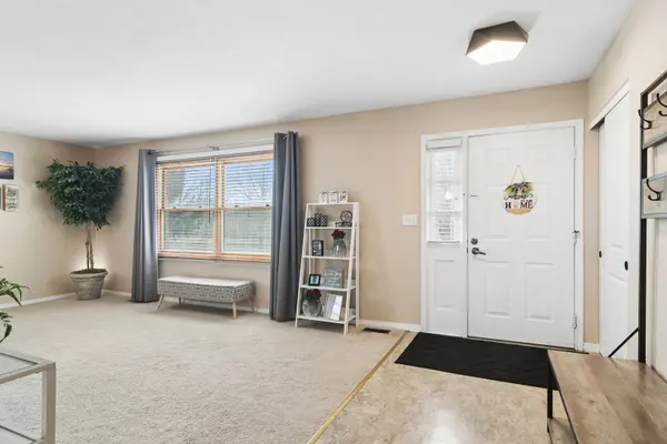 1032 W Park Place DR, Bartlett, IL 60103
