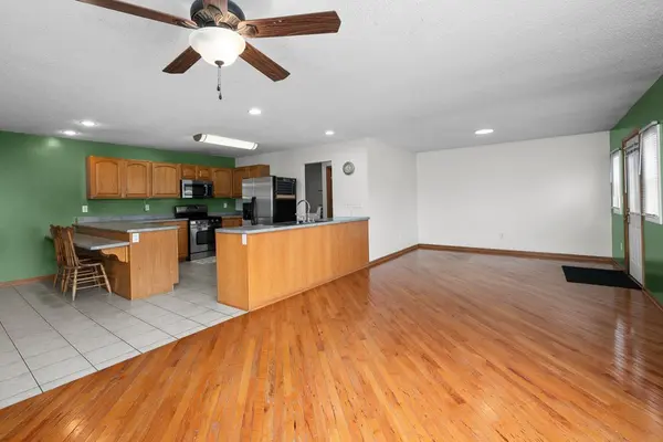 104 2nd St CT, Donahue, IA 52746