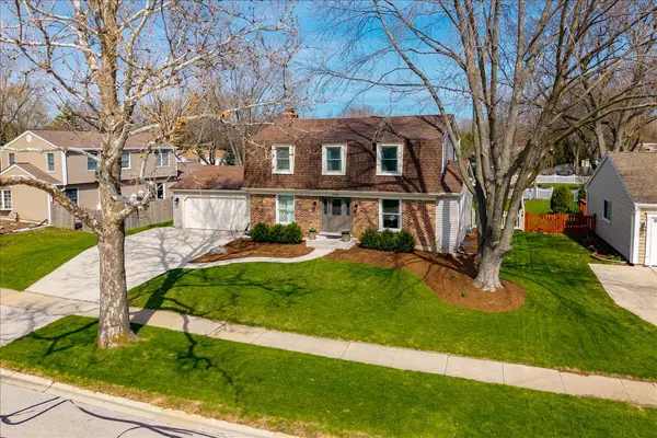 208 S Birchwood DR, Naperville, IL 60540
