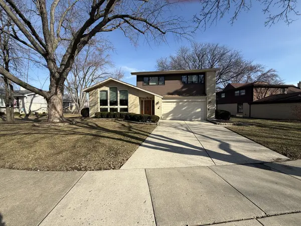 2410 E Northwood CT, Arlington Heights, IL 60004
