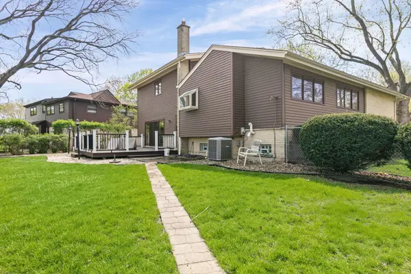 2410 E Northwood CT, Arlington Heights, IL 60004