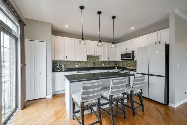 27W753 S Meadowview DR #1, Winfield, IL 60190