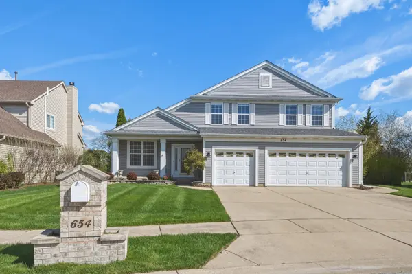 654 Easton LN, Elk Grove Village, IL 60007