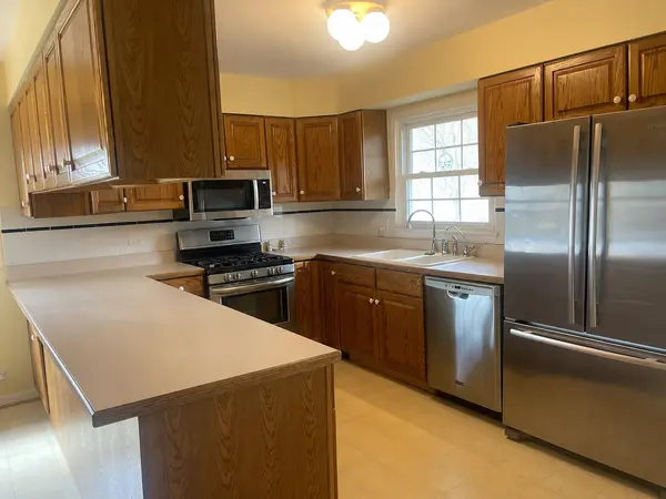 660 Versailles CIR #F, Elk Grove Village, IL 60007