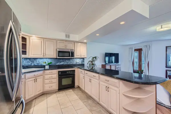 711 W Gordon TER #701, Chicago, IL 60613