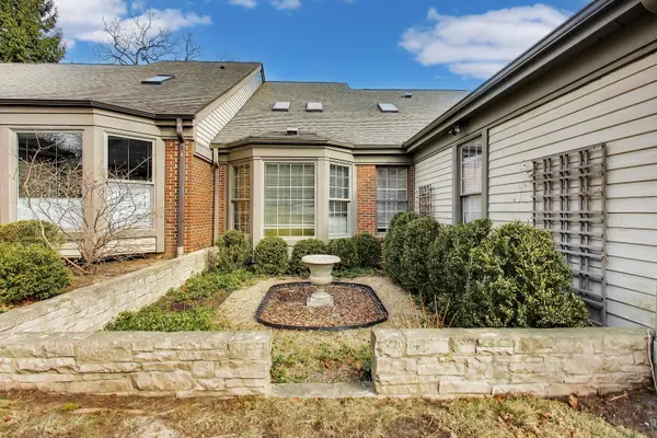 12 Warrington DR, Lake Bluff, IL 60044