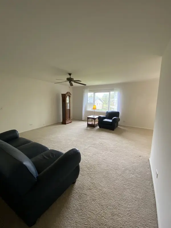 6013 Ridgeway DR, Woodridge, IL 60517