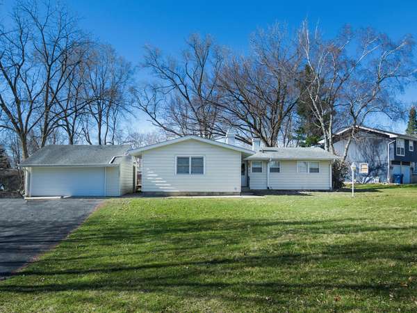 3005 Green Meadow LN, Cary, IL 60013