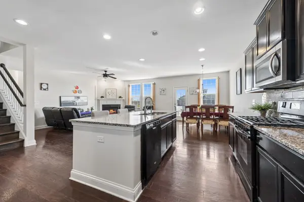 24 BEVERLY LN, Hawthorn Woods, IL 60047
