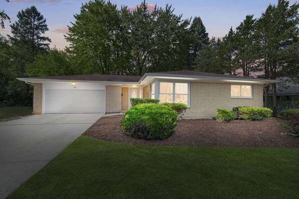 92 N AIRLITE ST, Elgin, IL 60123