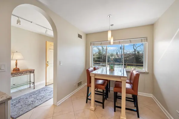 1 N Dee RD #1C, Park Ridge, IL 60068