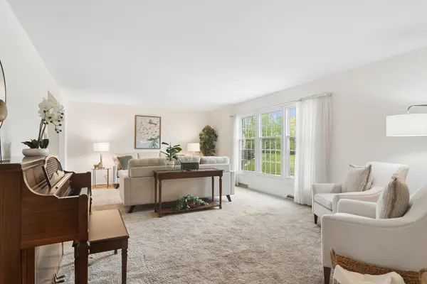 1000 W Hunting DR, Palatine, IL 60067