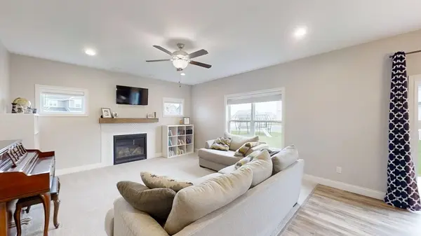 1604 Oliger DR, Mahomet, IL 61853