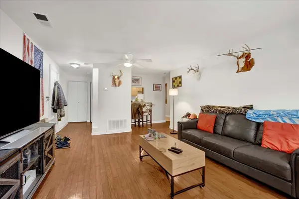 550 W Surf ST #002, Chicago, IL 60657