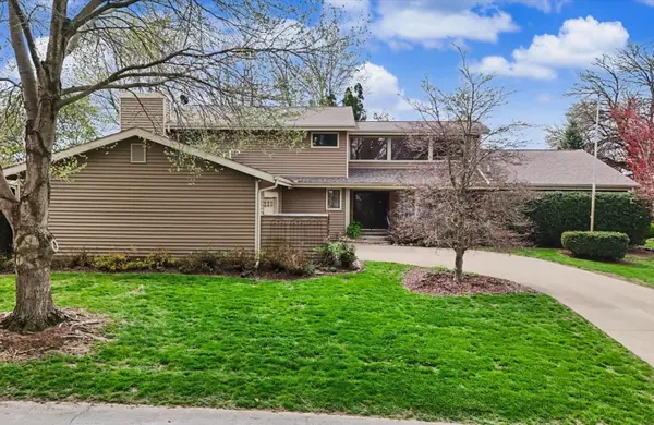3207 Douglas Woods DR, Urbana, IL 61802