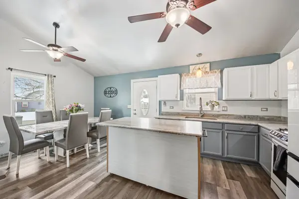 410 W Riverside DR, Lakemoor, IL 60051