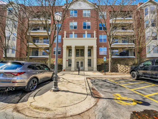 3135 Town Square DR #104,  Rolling Meadows,  IL 60008
