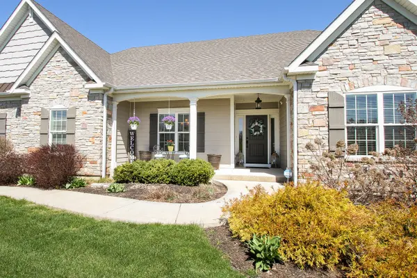 40W699 Maplehurst LN, Hampshire, IL 60140