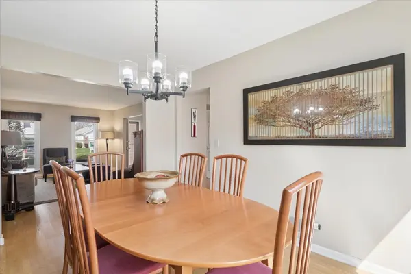 405 Caren DR, Buffalo Grove, IL 60089