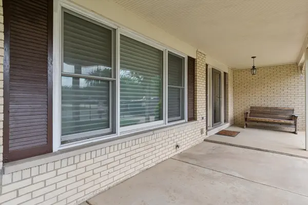 5S671 Park Meadow DR, Naperville, IL 60540