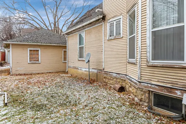 1934 Grand AVE, Davenport, IA 52803