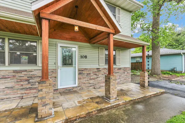 108 W Jackson ST, Mahomet, IL 61853