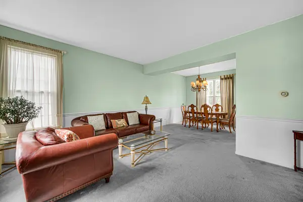 176 Sandalwood LN, Bolingbrook, IL 60440