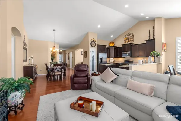 4071 Chesapeake LN, Naperville, IL 60564