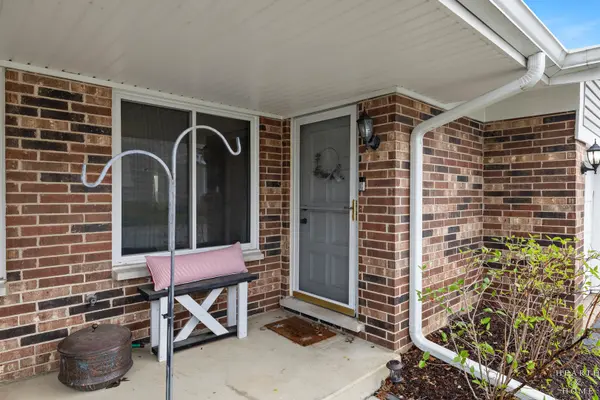 1955 N Heritage DR, Palatine, IL 60074