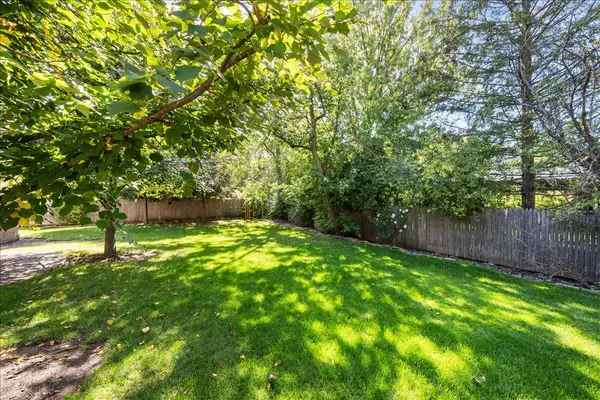 860 Heather RD, Deerfield, IL 60015
