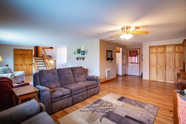 1500 Bates LN, Schaumburg, IL 60193