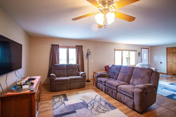 1500 Bates LN, Schaumburg, IL 60193