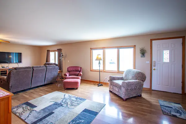 1500 Bates LN, Schaumburg, IL 60193