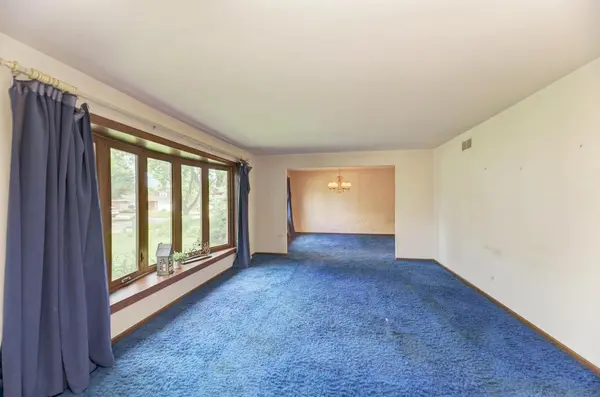 8017 Sawyer RD, Darien, IL 60561