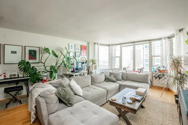 525 W Hawthorne PL #2706, Chicago, IL 60657
