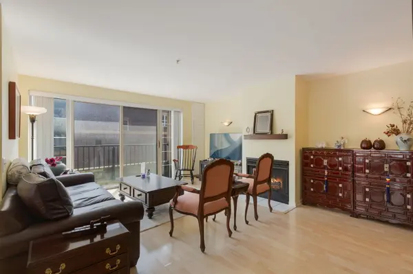 1800 Dewes ST #204, Glenview, IL 60025