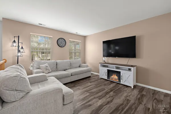 1643 Sandcastle LN, Pingree Grove, IL 60140