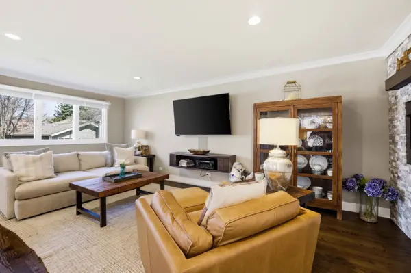 2105 Timber LN, Wheaton, IL 60189