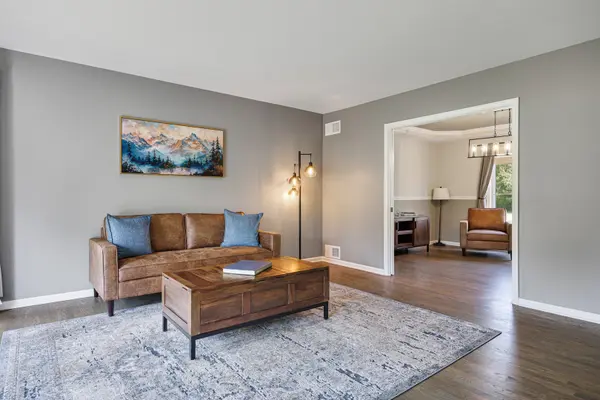 6N131 Old Homestead RD, St. Charles, IL 60175