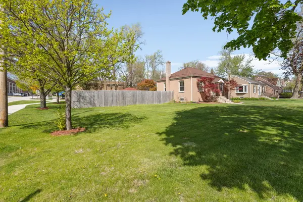 132 Hiawatha DR, Clarendon Hills, IL 60514