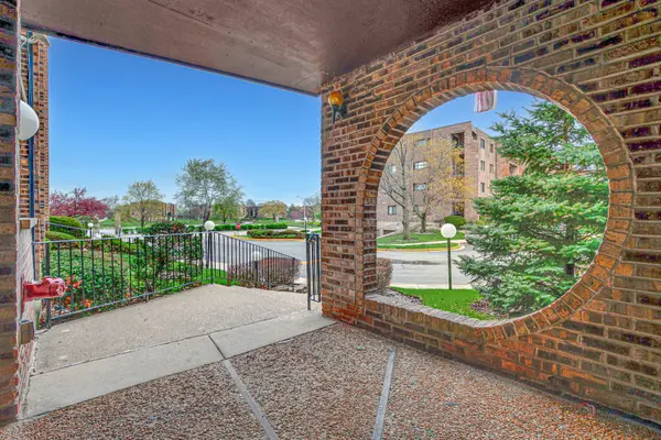 625 W Huntington Commons RD #208, Mount Prospect, IL 60056