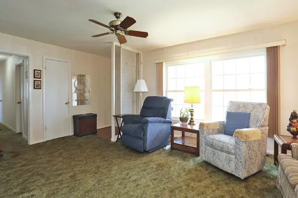 65 Lonsdale RD, Elk Grove Village, IL 60007