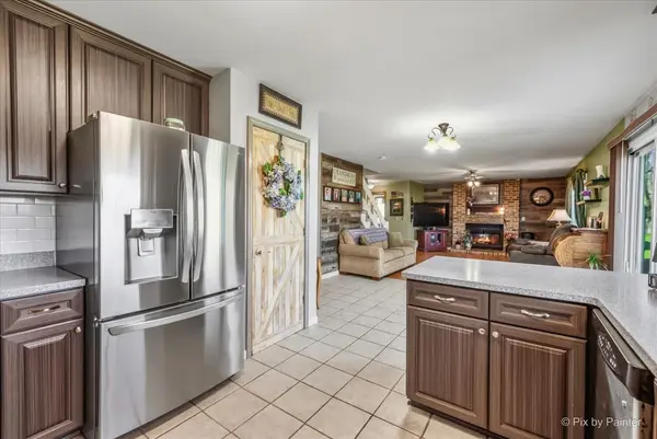 1097 Amberwood DR, Crystal Lake, IL 60014