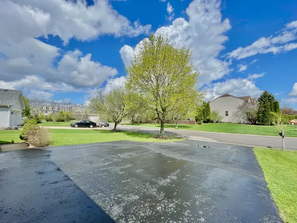88 Hackney LN, Lindenhurst, IL 60046