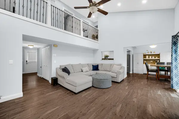 915 Old Oak CIR, Algonquin, IL 60102